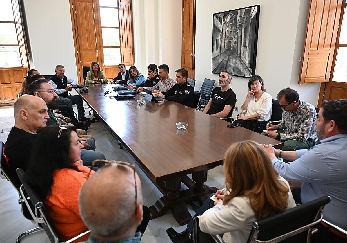 Reunión de representantes municipales de Linares con comerciantes.