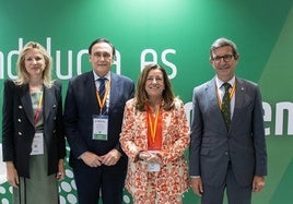Los consejeros María del Carmen Castillo, José Carlos Gómez Villamandos y Jorge Paradela, en la conmemoración del Día de Andalucía en el expositor de la Junta en FEINDEF.