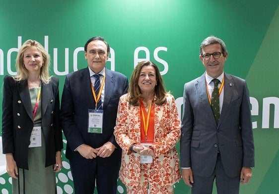 Los consejeros María del Carmen Castillo, José Carlos Gómez Villamandos y Jorge Paradela, en la conmemoración del Día de Andalucía en el expositor de la Junta en FEINDEF.