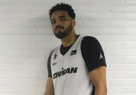 Amine Noua posa relajado entre bastidores en el Palacio de Deportes antes de un entrenamiento.