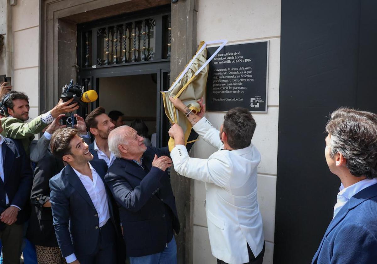 Una placa recuerda en acera del darro, 50 que aquella fue la casa de lorca en su adolescencia | ideal