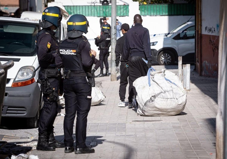 Trabajadores de una empresa especializada en cortar plantas arrastran un saco lleno de marihuana.