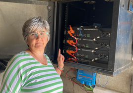 Esther Martín muestra su instalación de autoconsumo.
