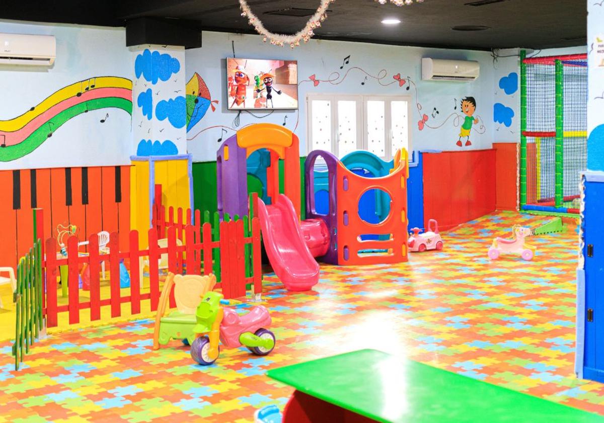 Imagen principal - El restaurante de Granada ideal para familias: parque de bolas «gigante» y comida «para todos»