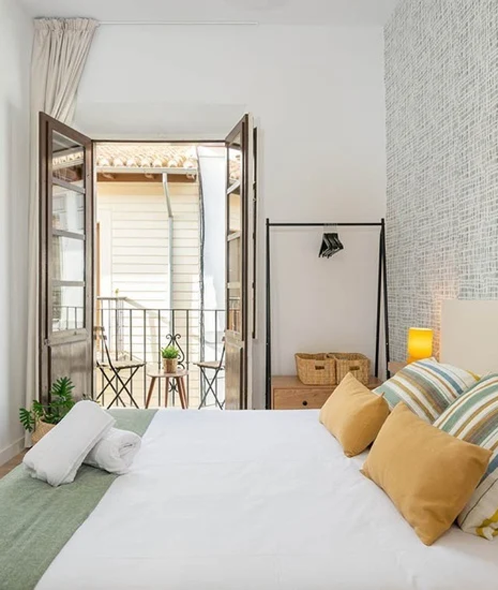 Imagen secundaria 2 - Los apartamentos de lujo que se estrenan en un edificio rehabilitado en el centro de Granada