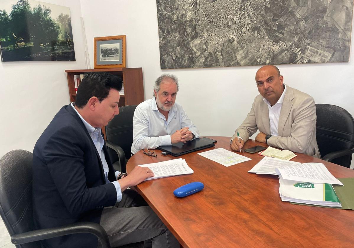 Reunión entre los concejales y los técnicos municipales.