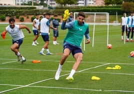 Édgar levanta la mano para hablar de la importancia de estar unidos para conseguir el ascenso.