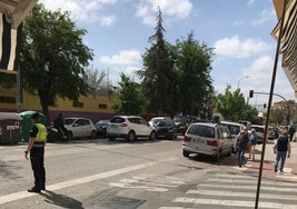 El coche negro, entre los dos vehículos de la Guardia Civil que le cortaron el paso.