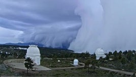 Momento en que las nubes engullen el observatorio.