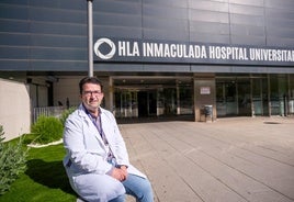 El especialista Francisco Javier Vicente Prados, en la entrada del HLAInmaculada, en la capital granadina.