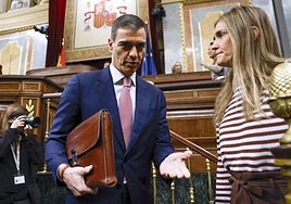 La ministra para la Transición Ecológica, Sara Aagesen, junto a Pedro Sánchez en el Congreso este miércoles.