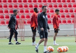 Pacheta, a la izquierda, durante el entrenamiento.