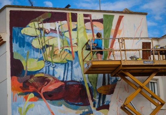 Una de las artistas, ayer creando un mural en Salobreña.