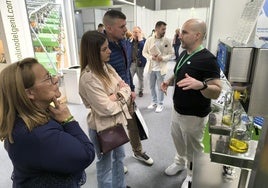 Explicación sobre el uso de una maquinaria para envasar aceite.