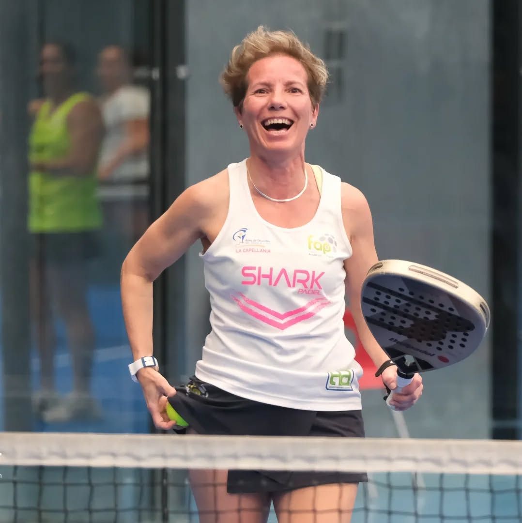 Delfi Guerrero muestra entusiasmo.