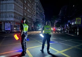 Agentes de la Policía Local de Granada controlan el tráfico en el apagón.