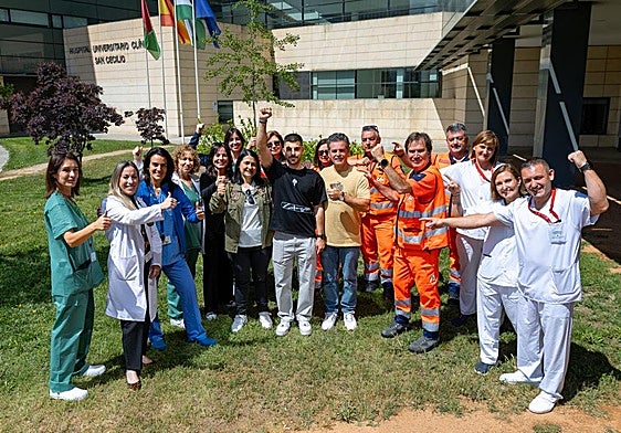 Darío y sus padres con sanitarios del 061 y del hospital Clínico San Cecilio.