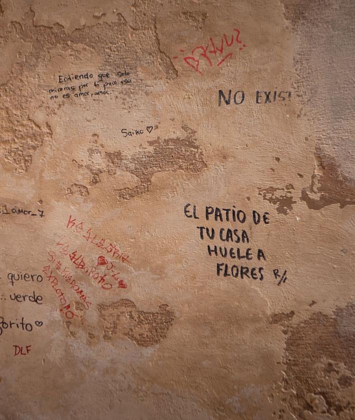 Imagen secundaria 2 - El Arco de las Pesas, lleno de pintadas. 