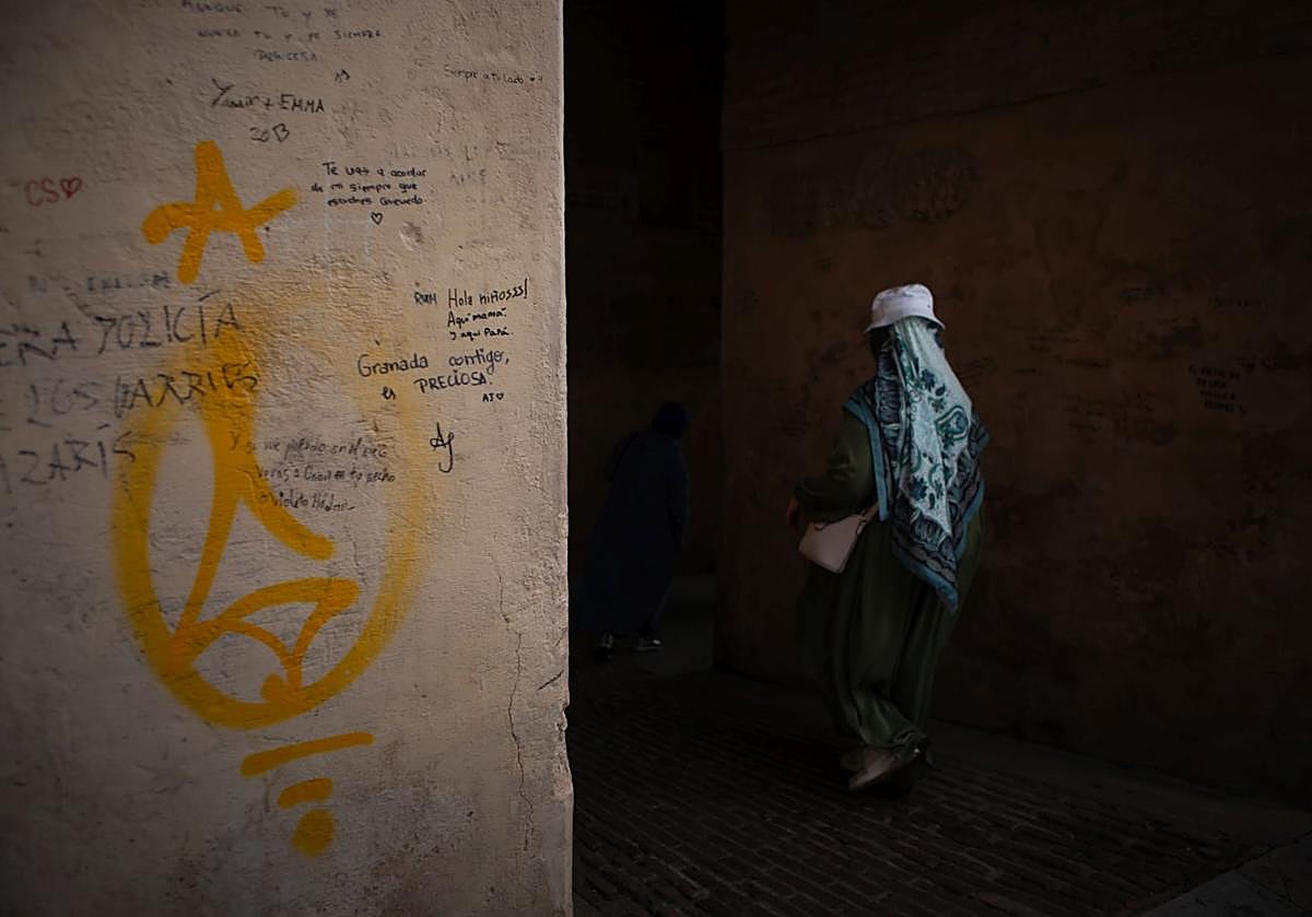 Imagen principal - Trasiego continuo de personas por el Arco de las Pesas. 