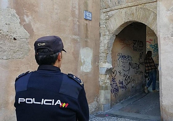 Lo pillan con los brazos y la cabeza manchados de rojo tras pintar la iglesia de San Nicolás.