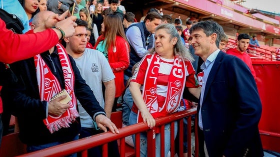 Pacheta posa con aficionados del Granada tras su presentación oficial.