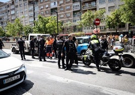 Agentes de policía después de que el operario de la grúa recibiera un martillazo por parte de otro conductor.