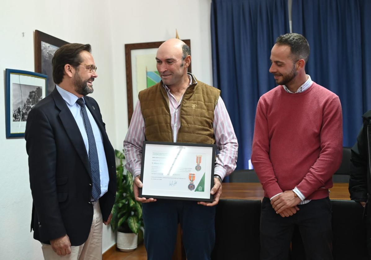 Andalucía otorga la medalla al mérito de protección civil al pastor granadino que evitó una tragedia en trevélez | ideal