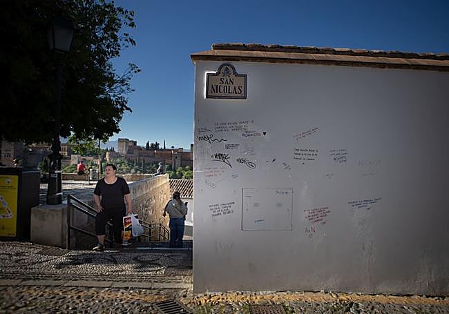 El carmen de Apperley, lleno de pintadas.