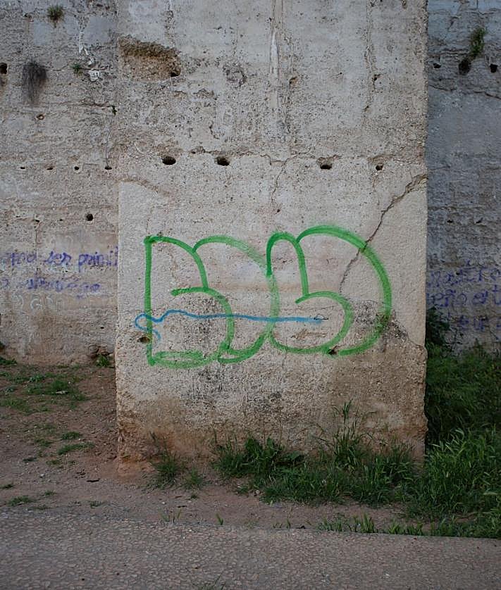 Imagen secundaria 2 - Pintadas en la muralla de la Alberzana. 