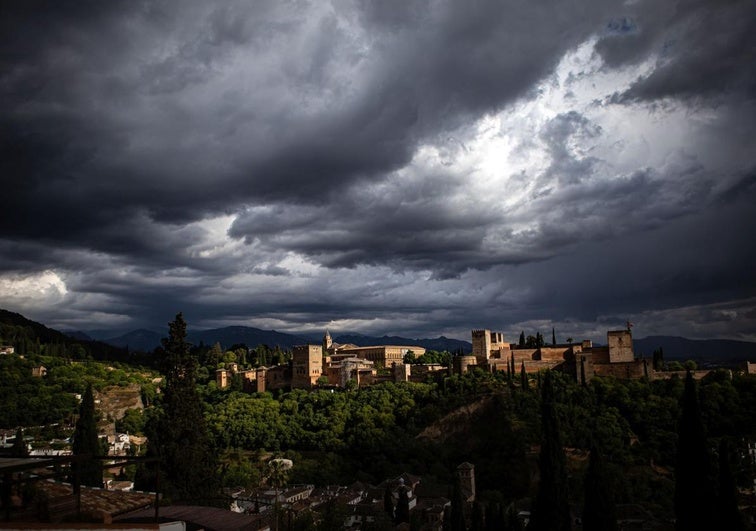 La espectacular fotografía de la tormenta sobre la Alhambra de Granada
