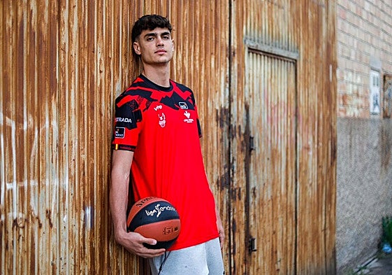 Riccardo Visconti, savia nueva rojinegra, posa junto a una vieja nave industrial en Granada.