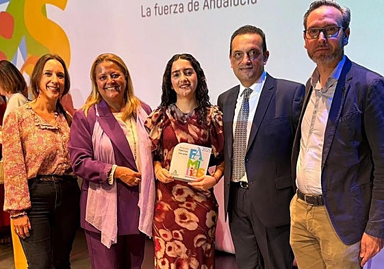 La familia Muñoz de la Vega con Ángela Hidalgo y el alcalde de Santisteban Javier López que les acompañó en la gala.