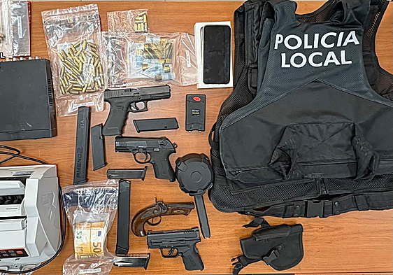 Armas y dinero descubierto en la vivienda del detenido.