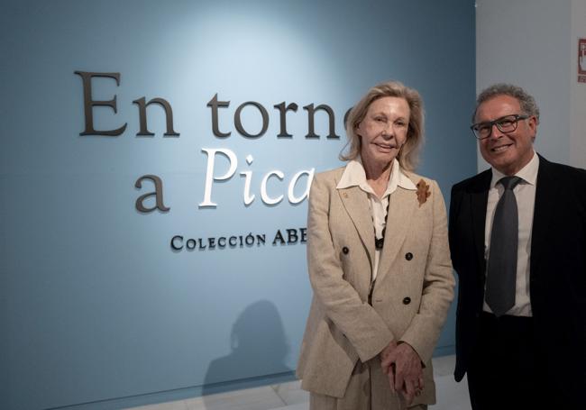 Ana Gamazo y Juan Antonio Jiménez Villafranca, ante el cartel de la muestra.