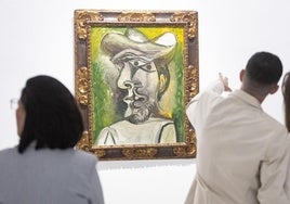 Un grupo de visitantes admira 'Buste', una de las obras que integran la exposición.