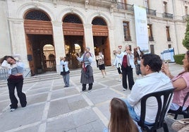 Danza urbana contemporánea 'Baila conmigo', del coreógrafo Juanma Jiménez en la lonja del Palacio Provincia.
