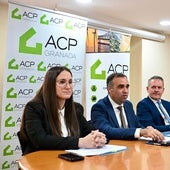 El presidente de la Diputación, Francis Rodríguez, y el presidente de ACP, Juan de Dios Molinero, en la presentación del plan de carreteras, junto a los diputados María Vera y José Ramón Jiménez.