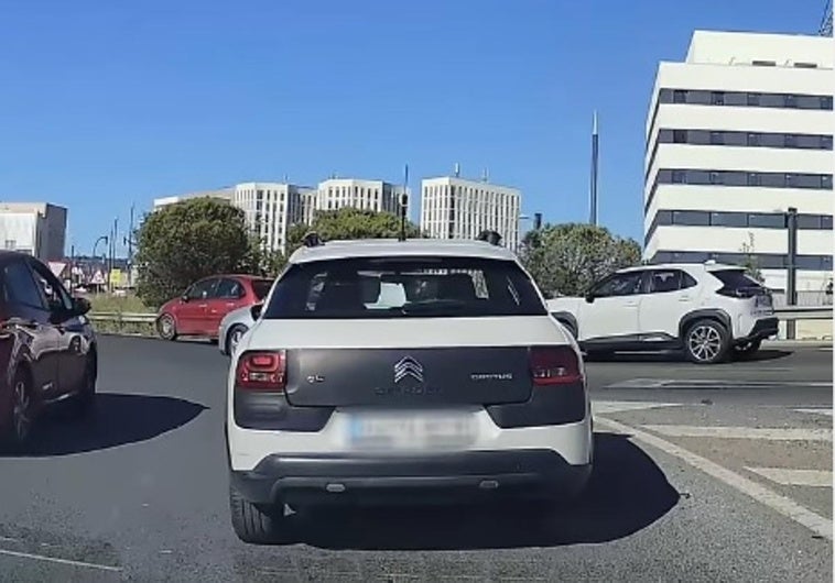 La aplaudida conducta de un conductor en una rotonda de Granada