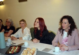 La bióloga y astronauta Sara García, durante el encuentro con investigadoras de la UAL.