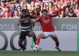 Álvaro Fernández Carreras disputa un balón durante un partido reciente con el Benfica.