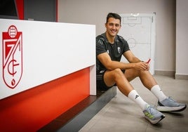 Arturo Ruiz posa en la sala de prensa de la Ciudad Deportiva del Granada en una foto de archivo.