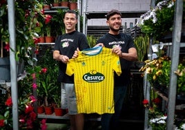 Iván Velázquez y Julio Catalá sostienen la camiseta del Huétor Tájar en el vivero del entrenador.