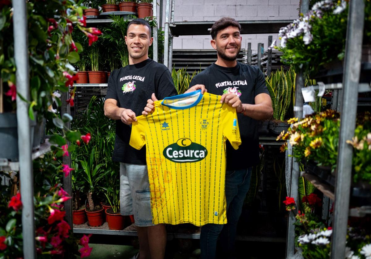 Iván Velázquez y Julio Catalá sostienen la camiseta del Huétor Tájar en el vivero del entrenador.