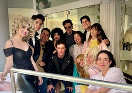Los protagonistas de 'Grease' e integrantes del Joven Coro de la OCG, en la entrada de la Escuela de Maquillaje Artemisa.