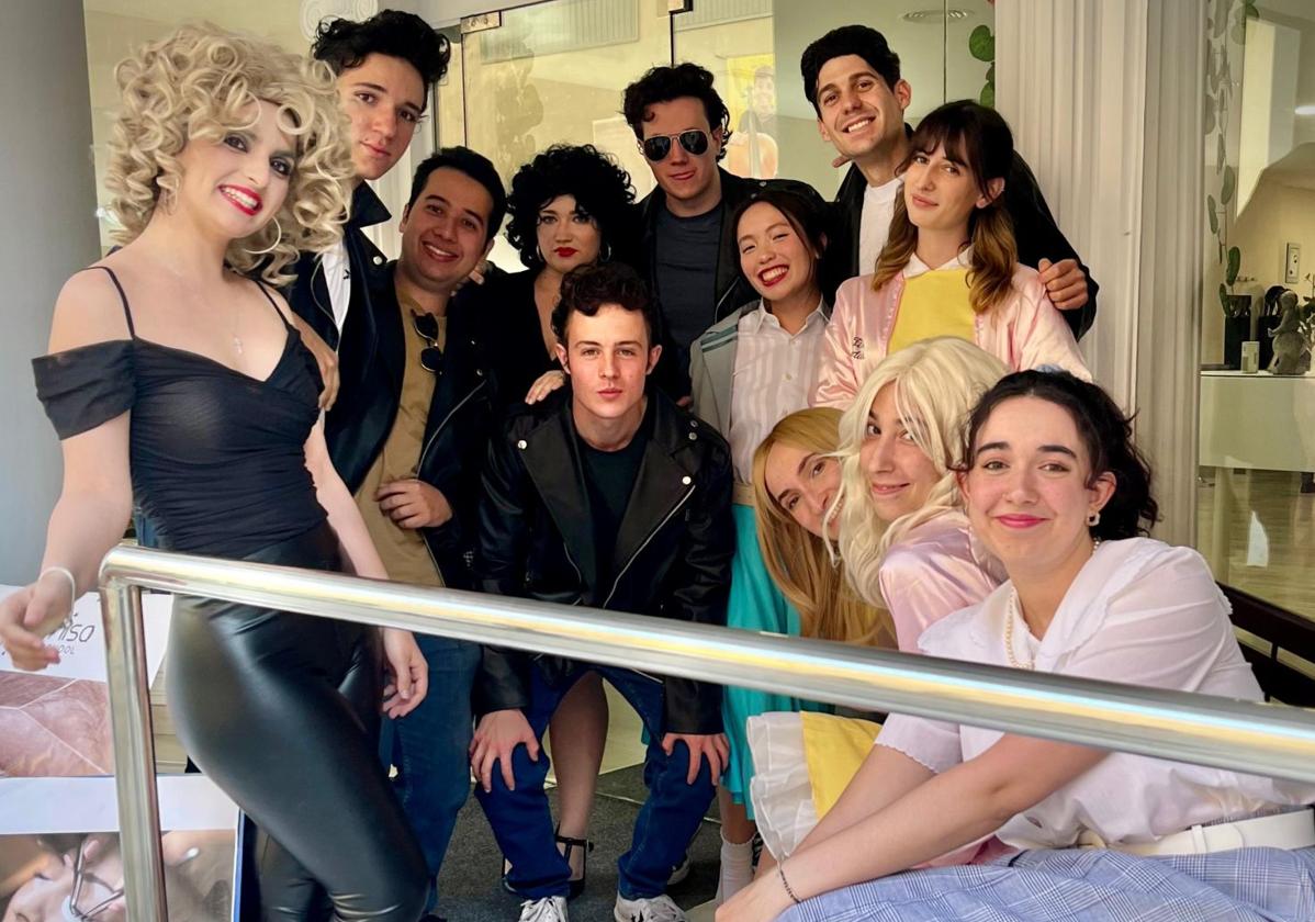 El 'grease' más granadino sorprende con una canción en mitad de la calle | ideal