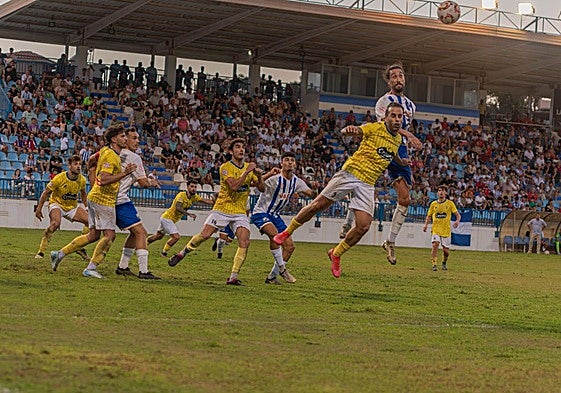 Futbolistas del Motril y del Huétor Tájar, durante el duelo en el campeonato regular.