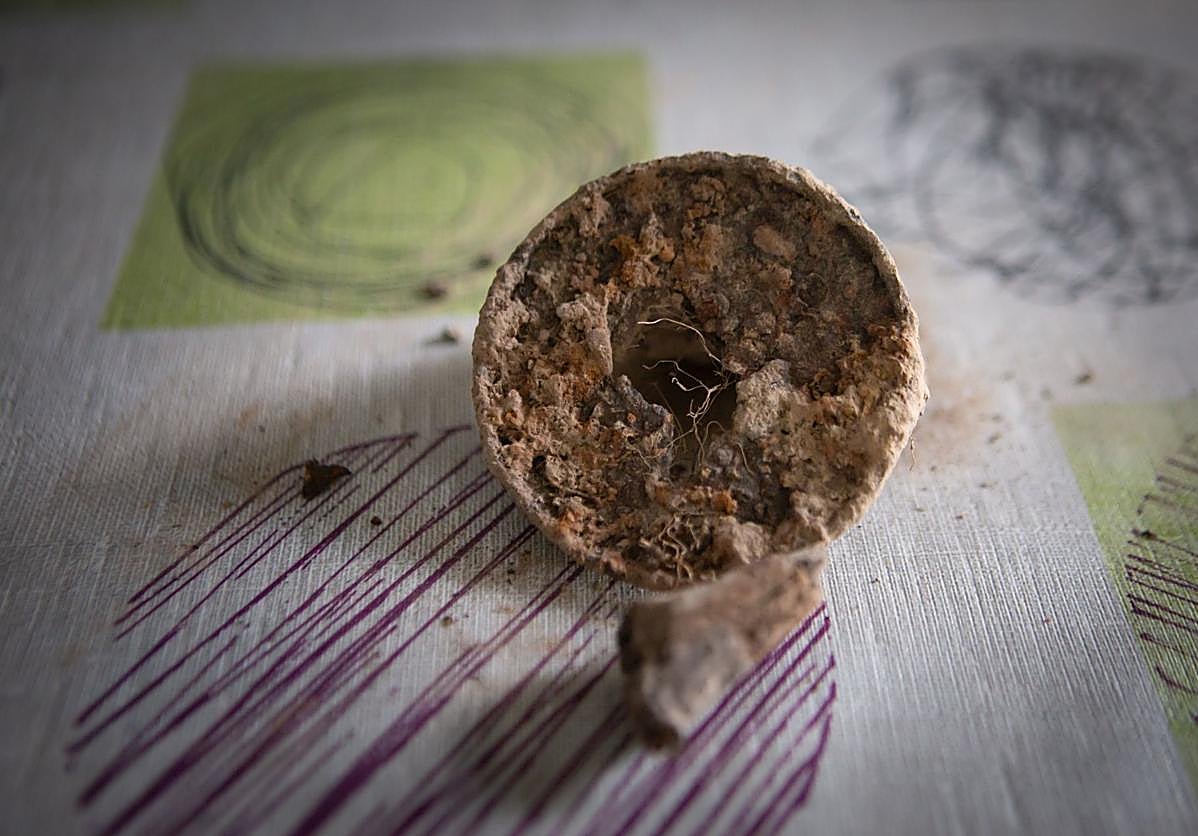 Imagen principal - Arriba y abajo a la derecha, restos de una bomba Laffite. Abajo a la izquierda, trozos de una botella de cerveza de los años cuarenta. 