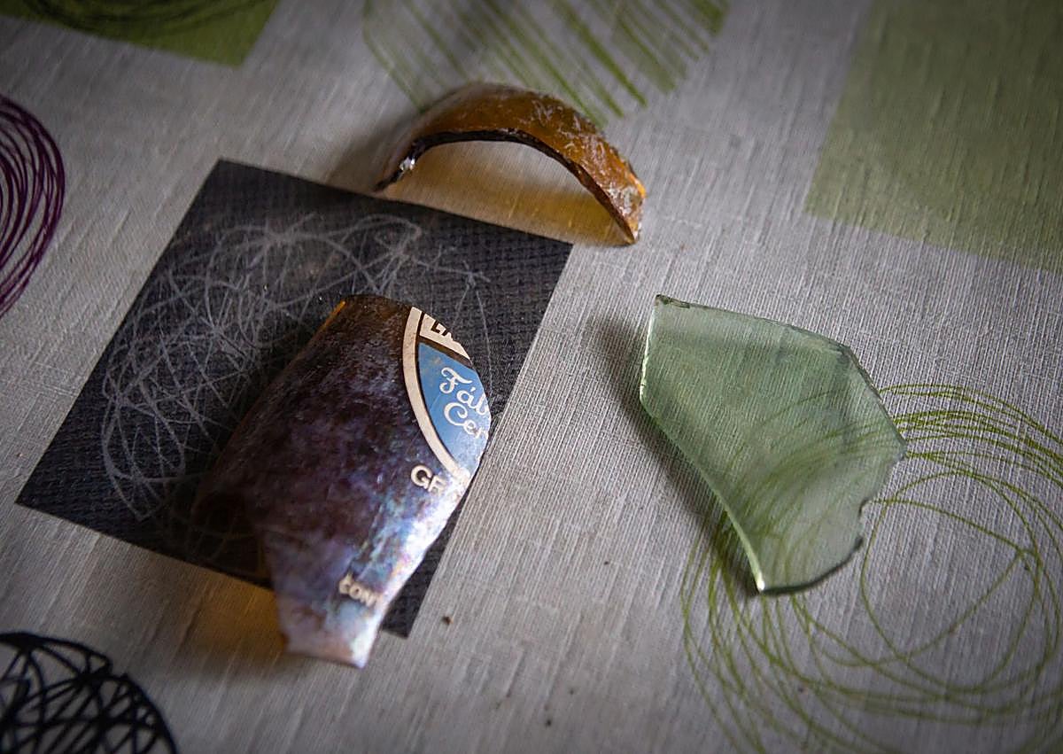 Imagen secundaria 1 - Arriba y abajo a la derecha, restos de una bomba Laffite. Abajo a la izquierda, trozos de una botella de cerveza de los años cuarenta. 