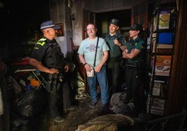 José Manuel, José Miguel (el rescatado), Darío y Guadalupe posan en la vivienda afectada.