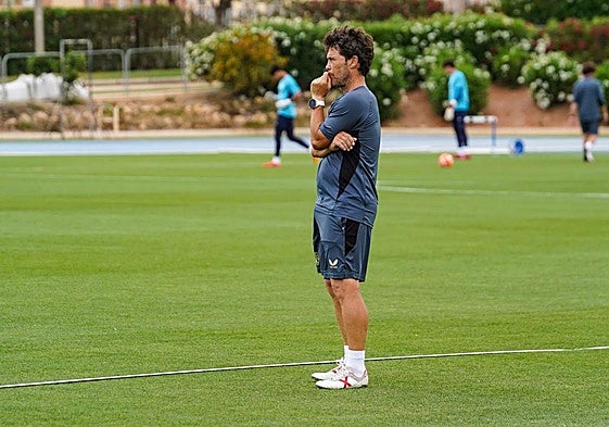 Rubi, pensativo, durante una sesión para preparar el partido ante el Racing.